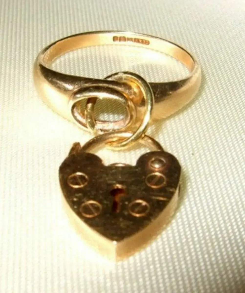 Vintage 9ct Padlock Gold Charm Ring - Image 1