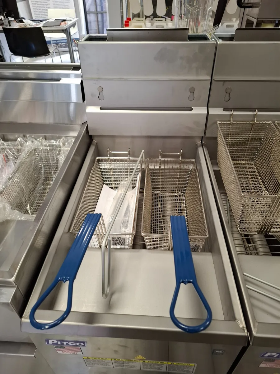 Commercial Pitco Fryer Nat/Lpg 3 Burner - Image 3