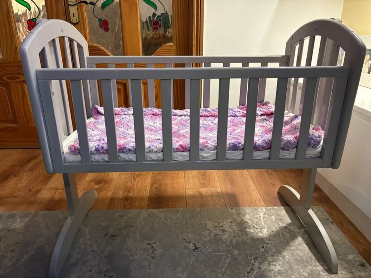 Obaby swinging crib & mattress - Image 2