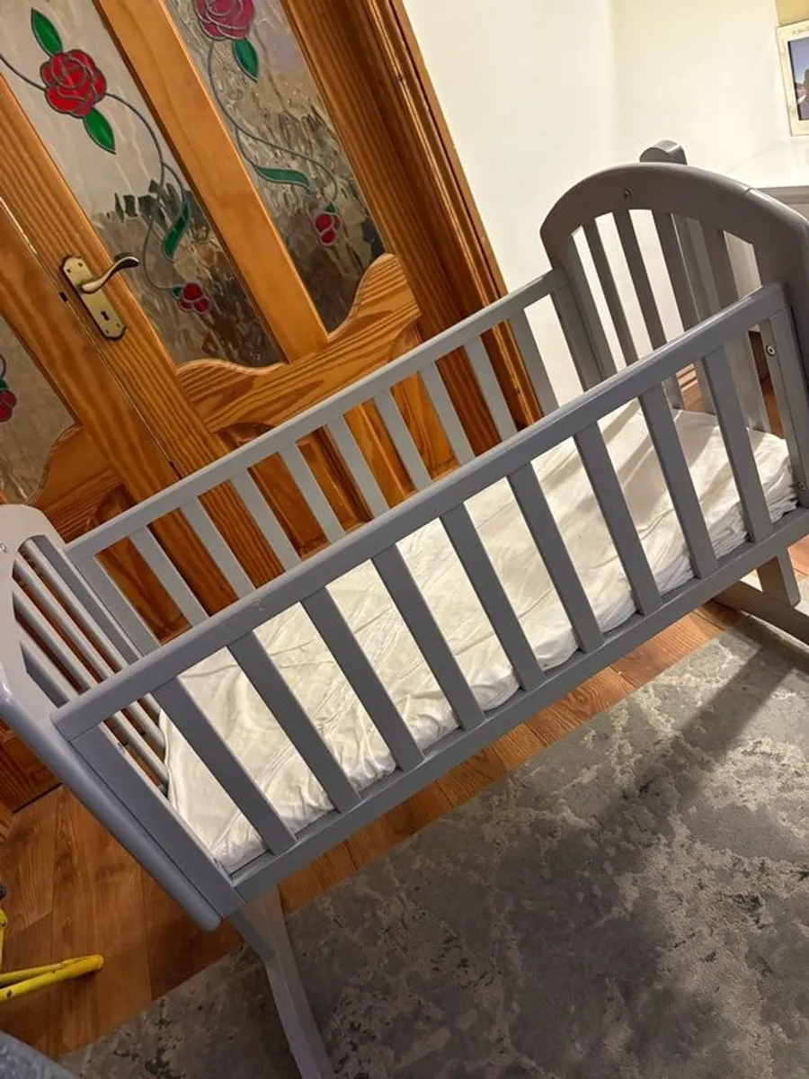Obaby swinging crib & mattress - Image 3