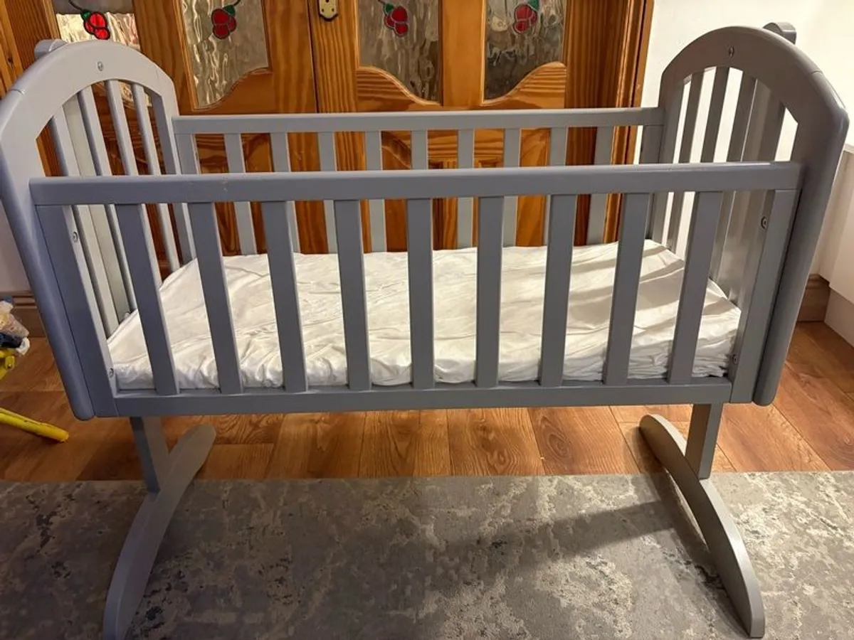 Obaby swinging crib & mattress - Image 4