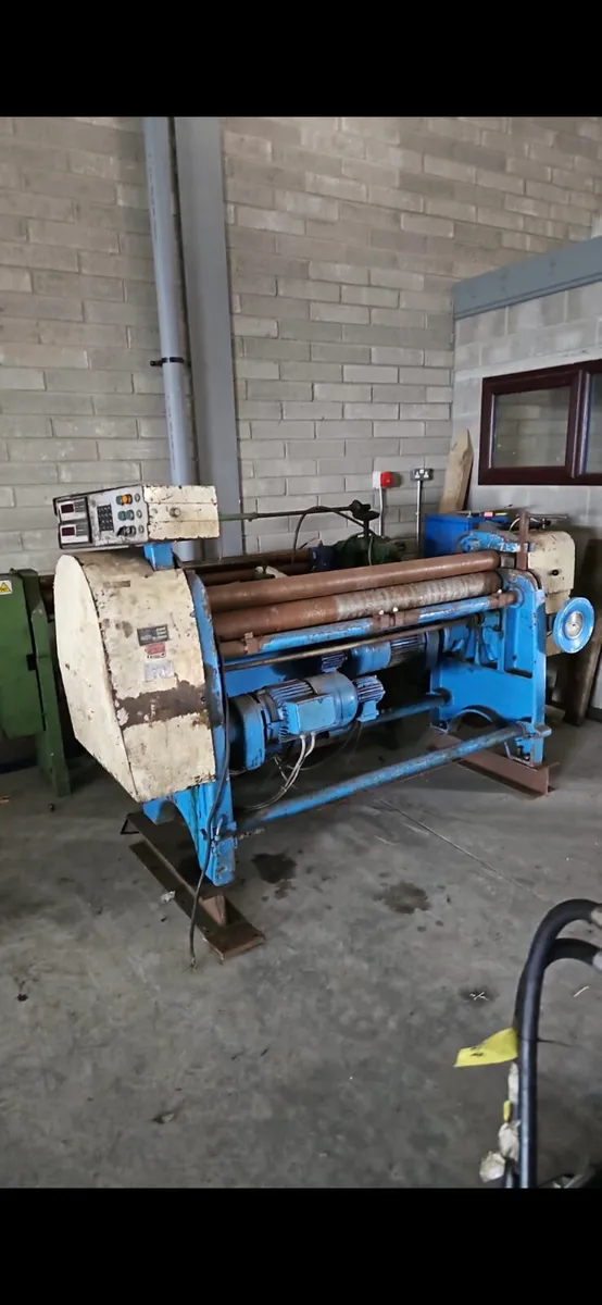 Powered pyramid rollers - Image 1