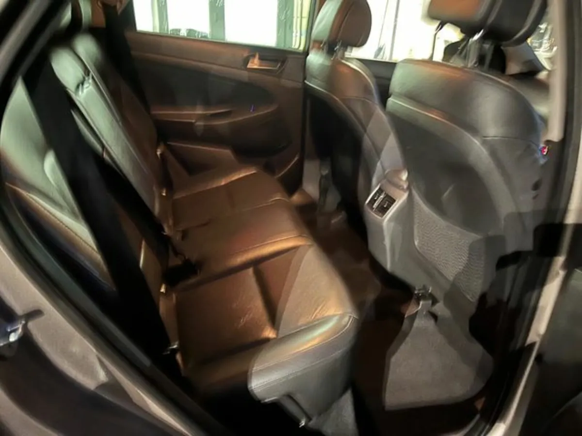 Hyundai Tucson ix35 1.7 Executive 5DR - Image 4