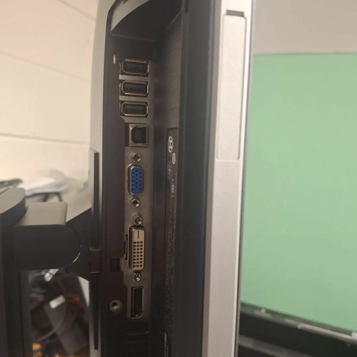 Dell P2314HT 23" Monitor | 1080p LED | DisplayPort - Image 4