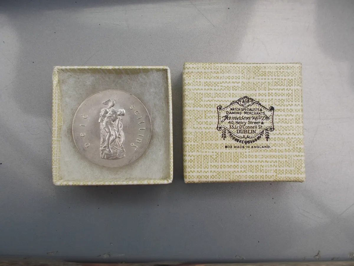 1966 Irish Ten Scilling Silver Coin - Image 1