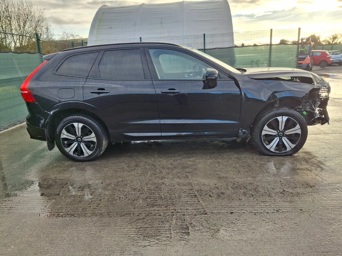 231 Volvo XC60 T6 Awd Hybrid Automatic - Image 4