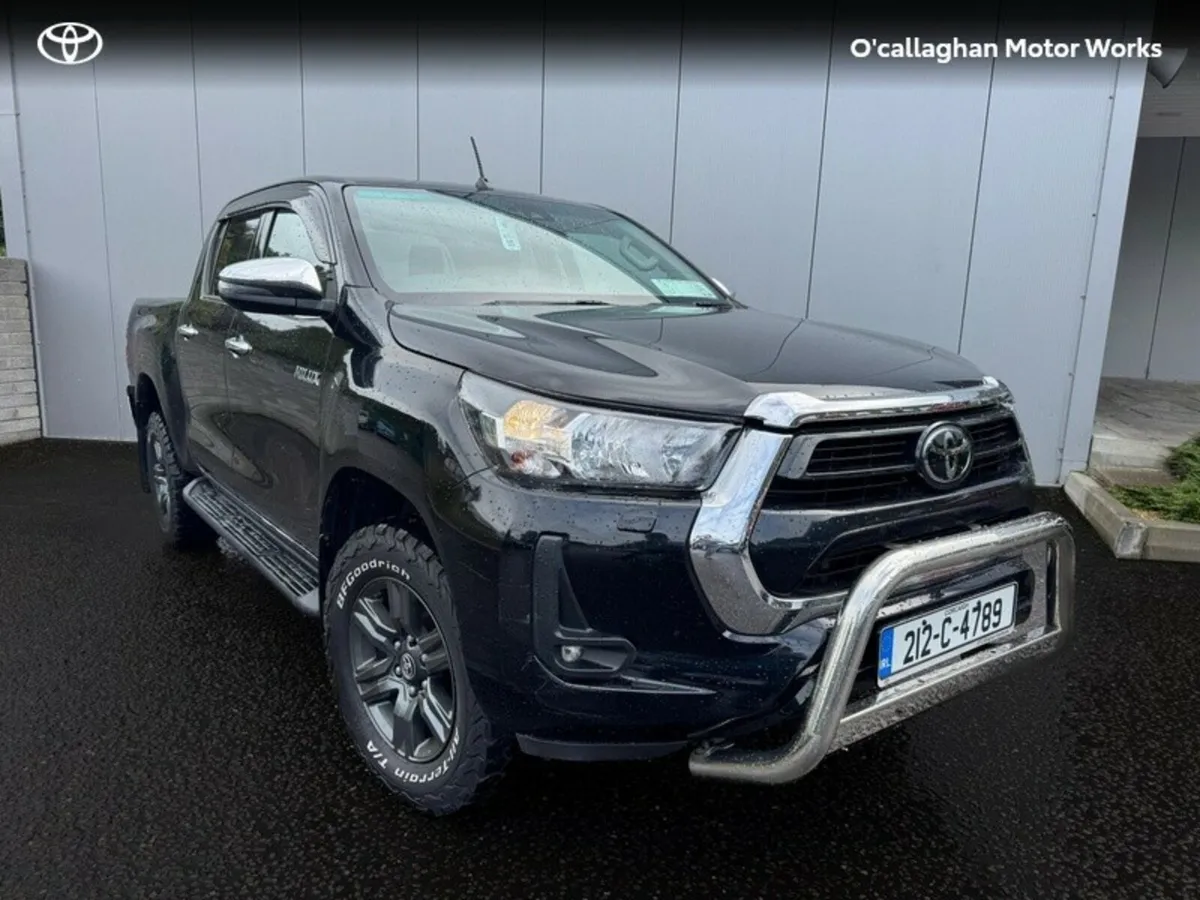 Toyota Hilux 2.8 DOUBLE CAB SR5 4DR - Image 1