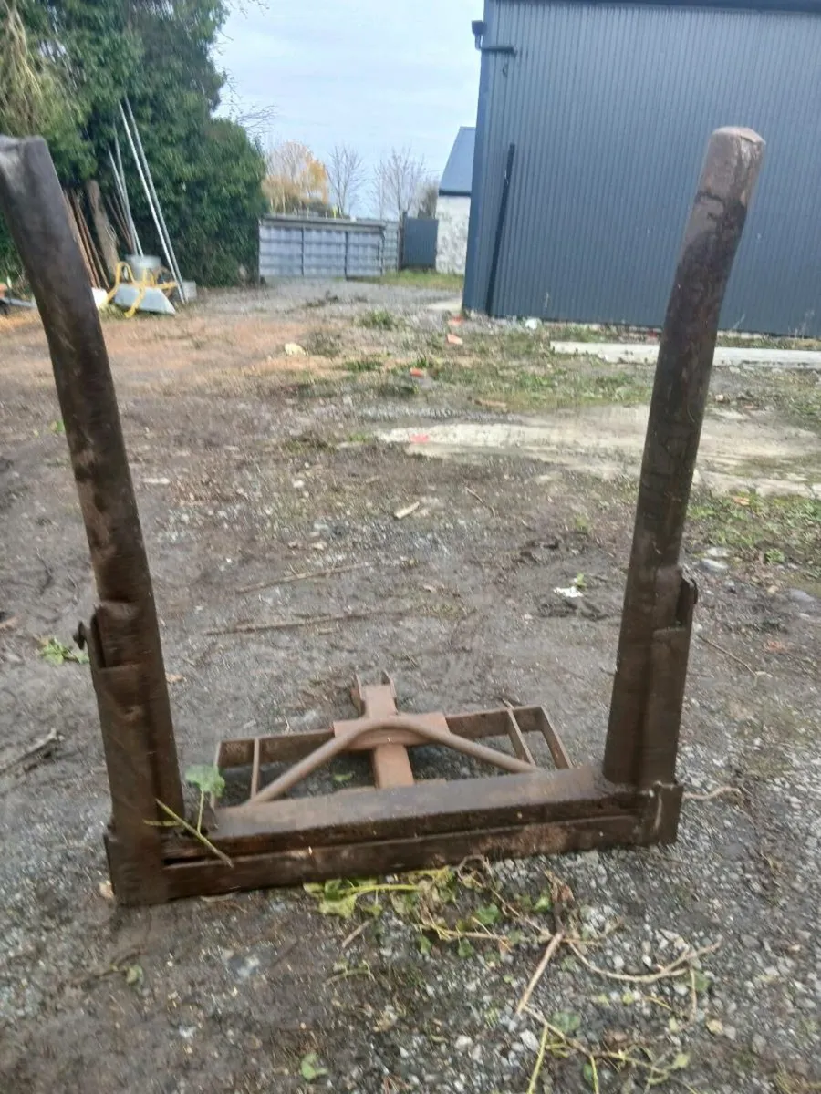 Bale lifter - Image 1