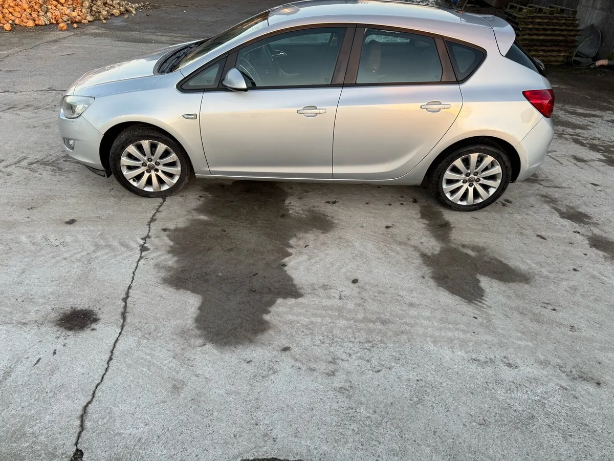 2012 opel Astra - Image 1