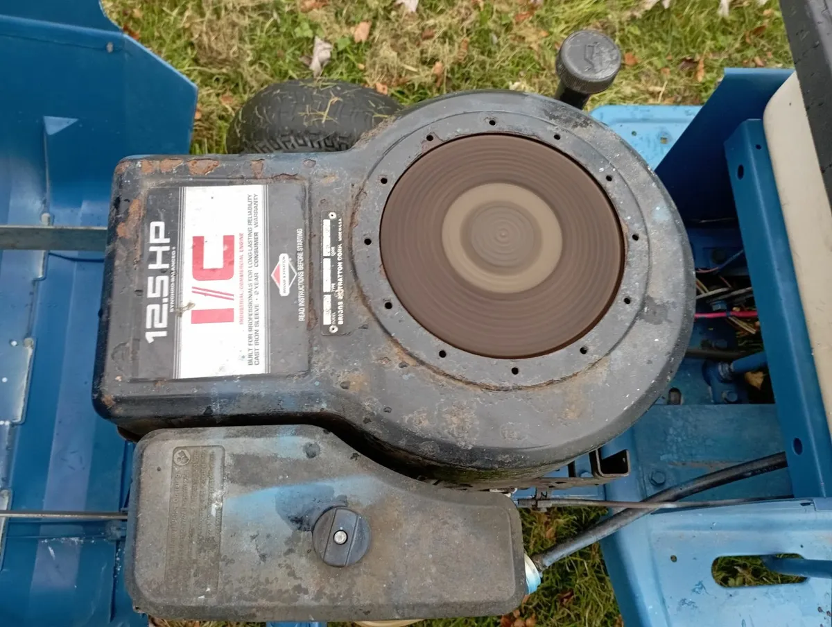 Garden tractor starts and drives - Image 2