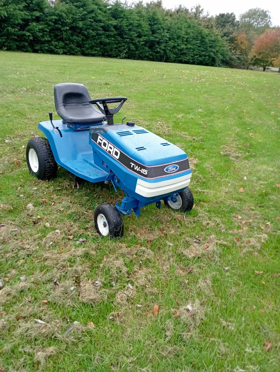 Garden tractor starts and drives - Image 3