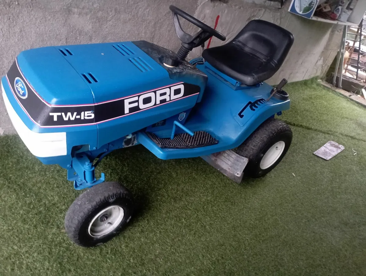 Garden tractor starts and drives - Image 4