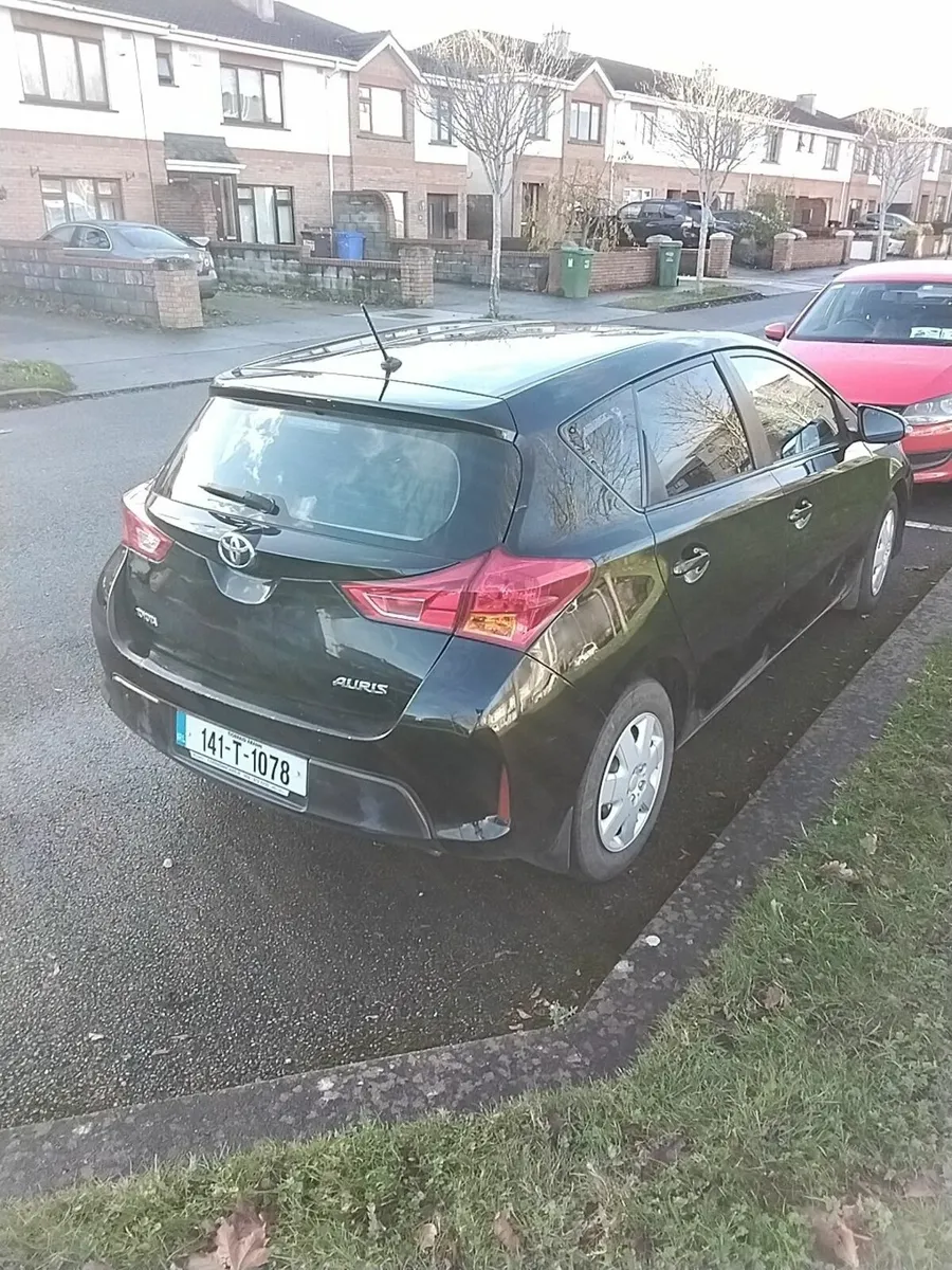 Toyota Auris 2014 - Image 2