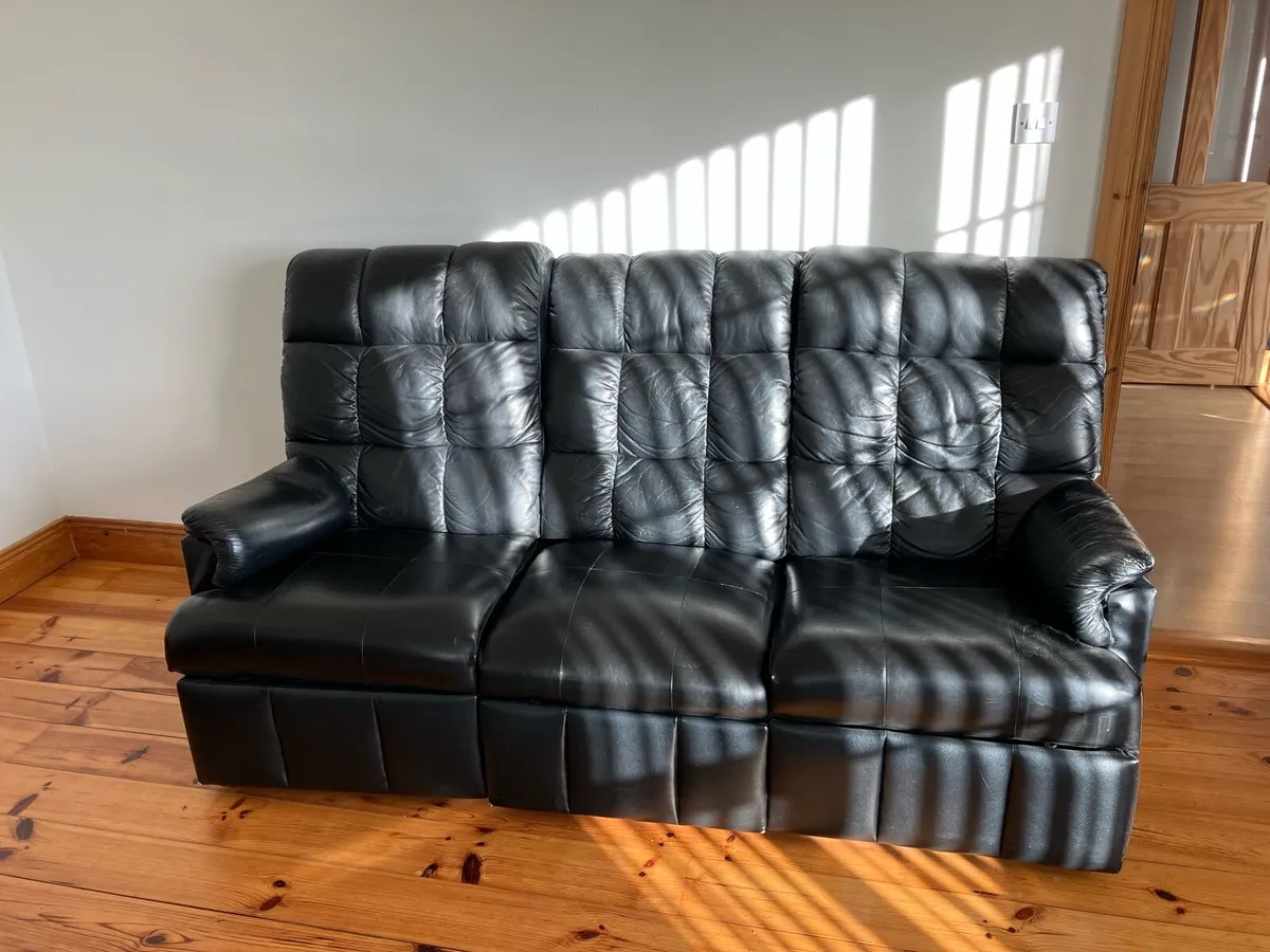 Suite of furniture - Image 1