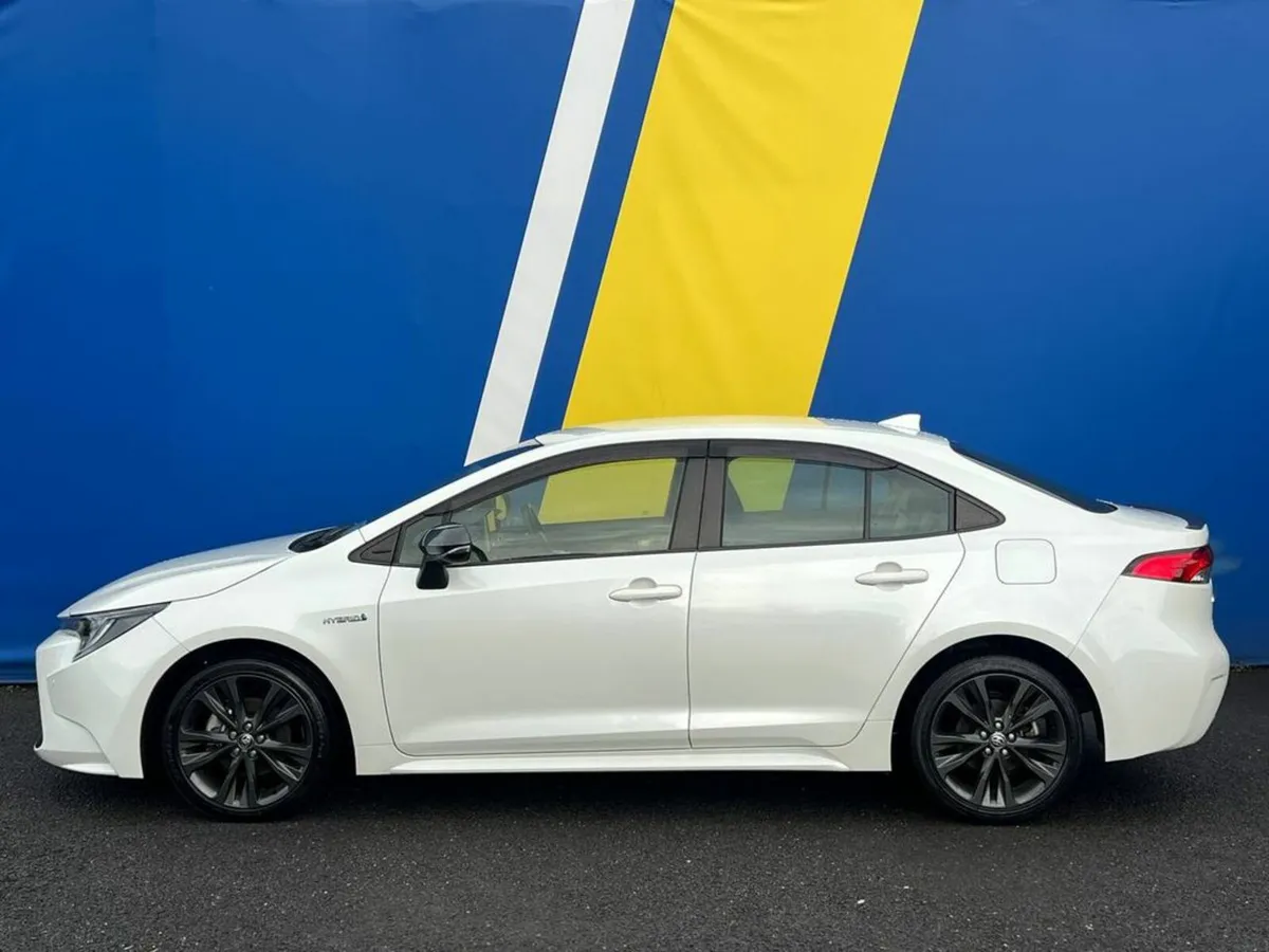 Toyota Corolla 1.8 HYBRID // DIGITAL CLIMATE CONTR - Image 3