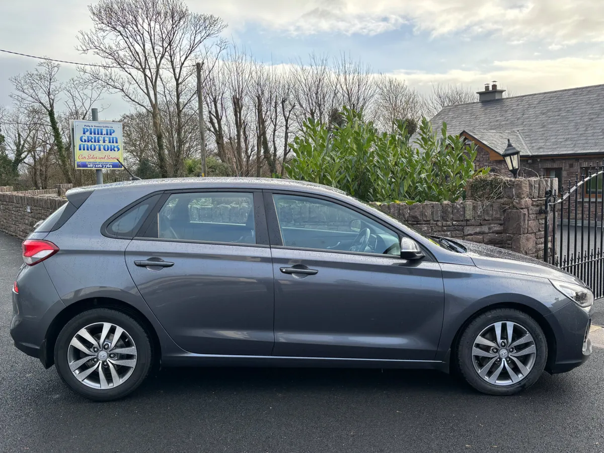 Hyundai i30 1.6 CRDI Deluxe low kms as new - Image 4