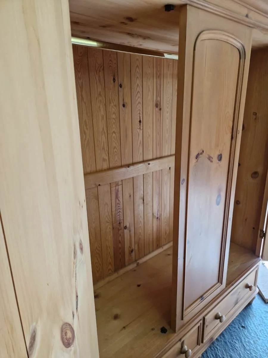 Vintage pine 3 door wardrobe, pair bedside lockers - Image 3