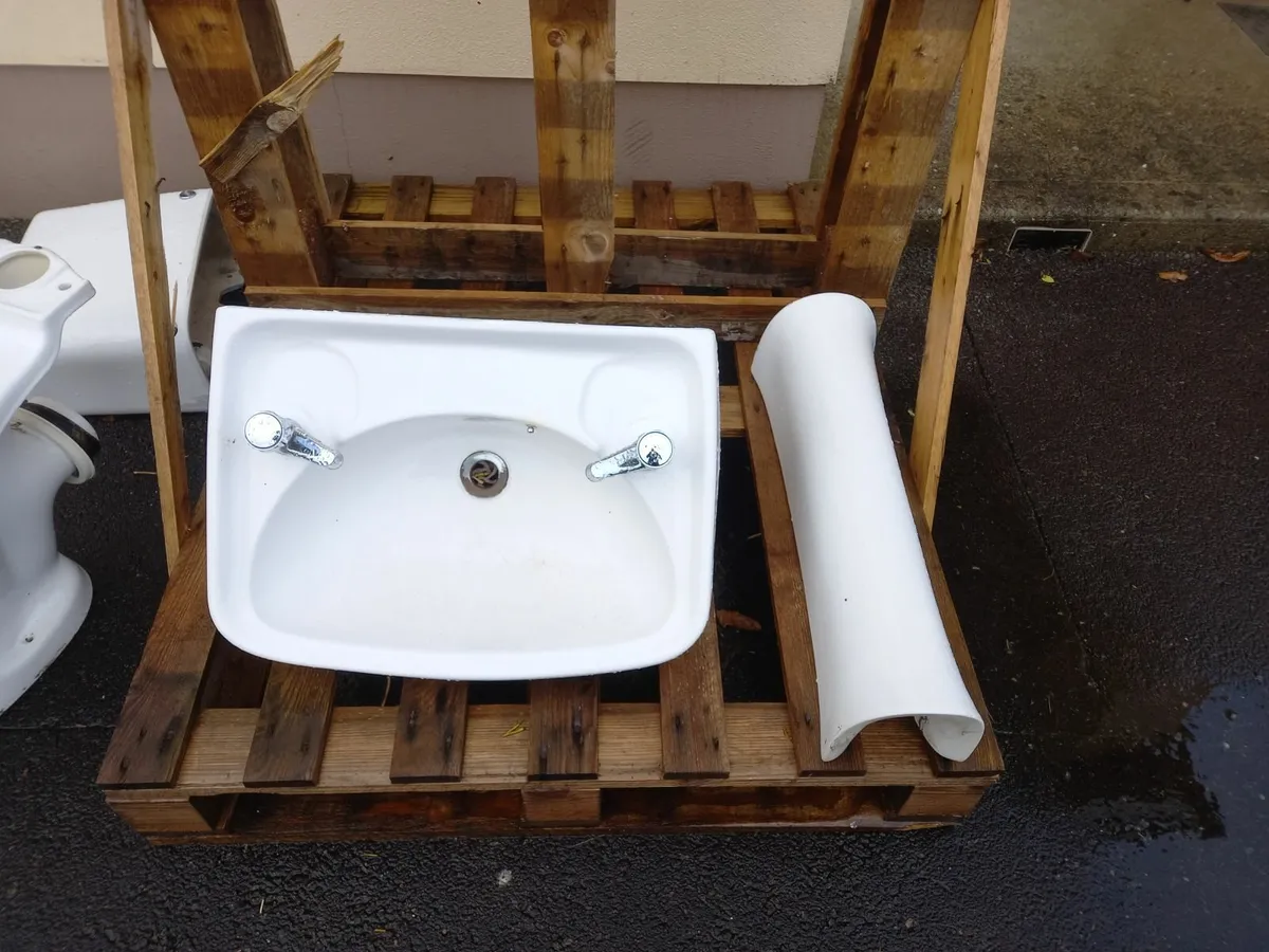 Toilet and pedestal basi - Image 1