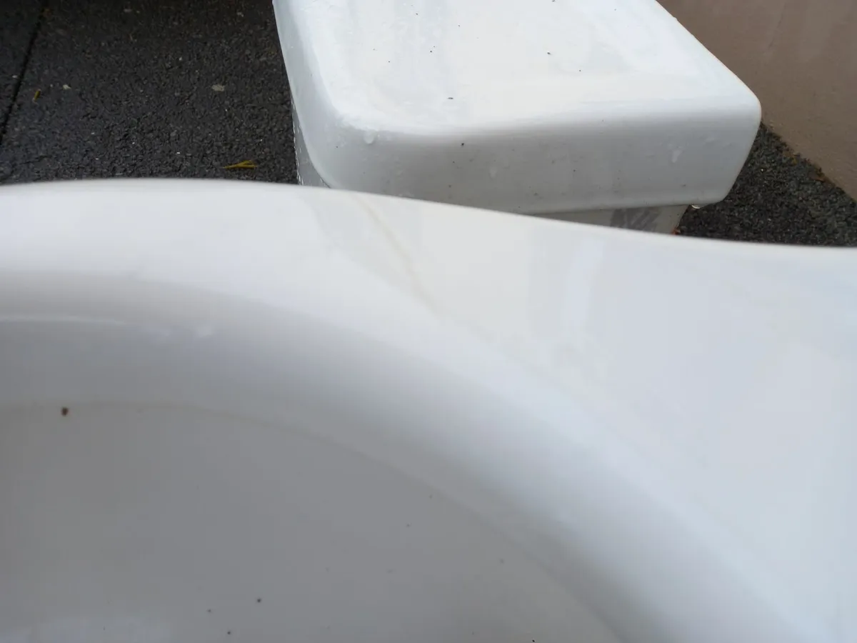 Toilet and pedestal basi - Image 2