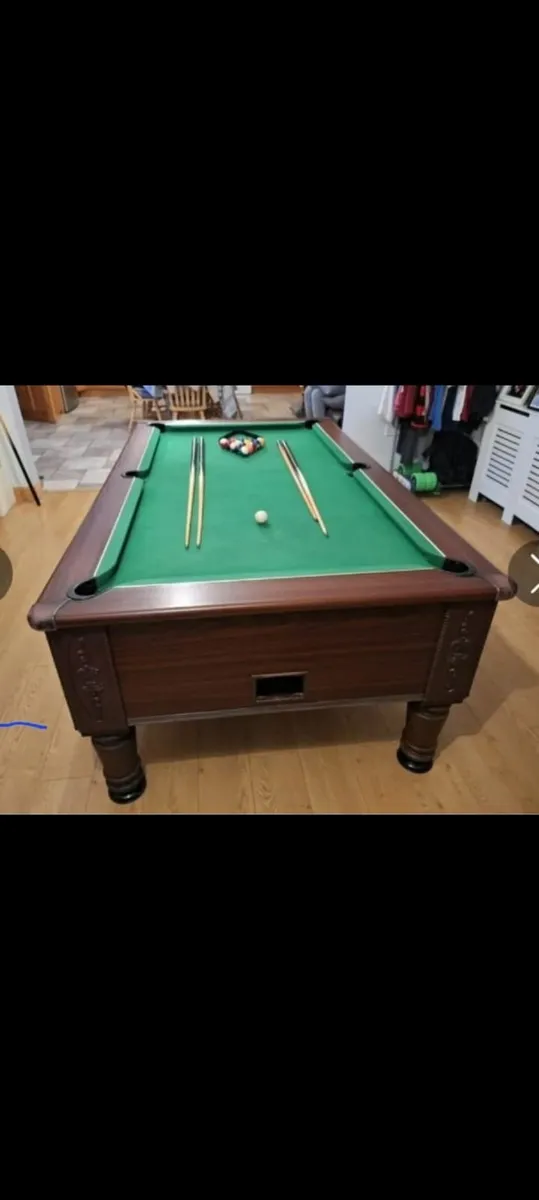 Pool table - Image 1