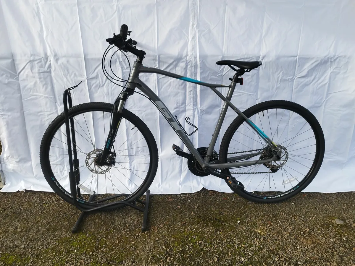 GT Transeo Hybrid Bike - Image 1