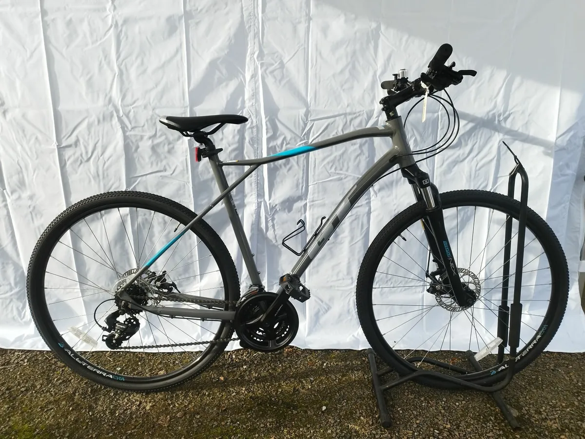 GT Transeo Hybrid Bike - Image 2