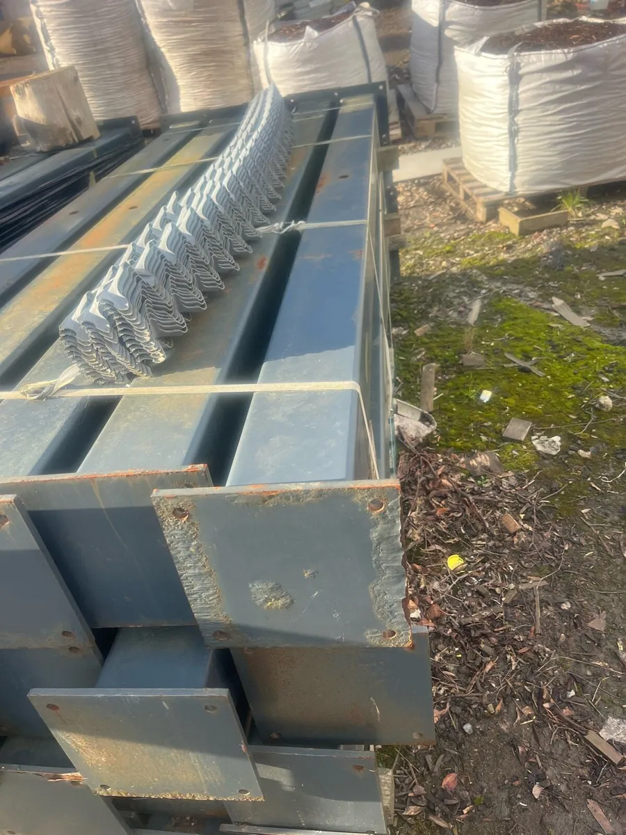 Steel posts primed - Image 4