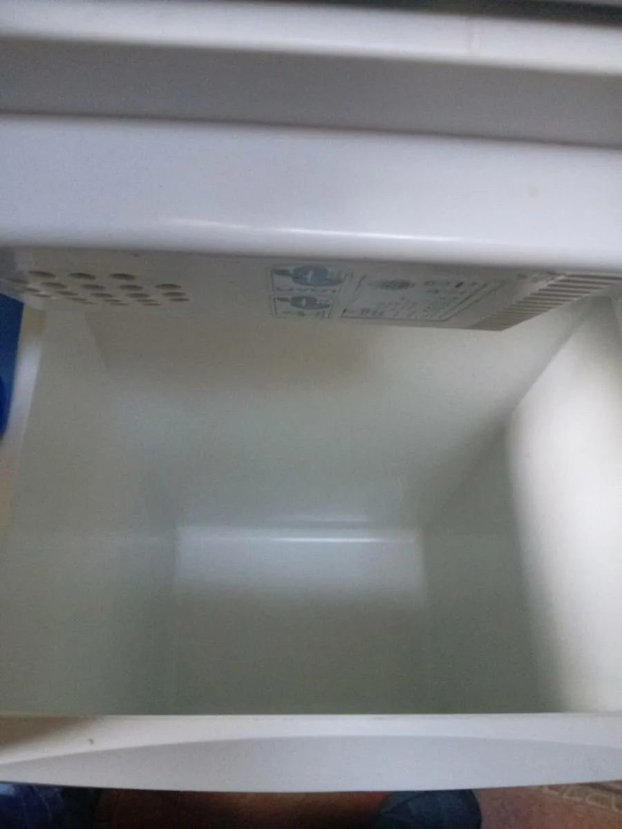 Large cooler box has 230v and 12v connection leads - Image 4