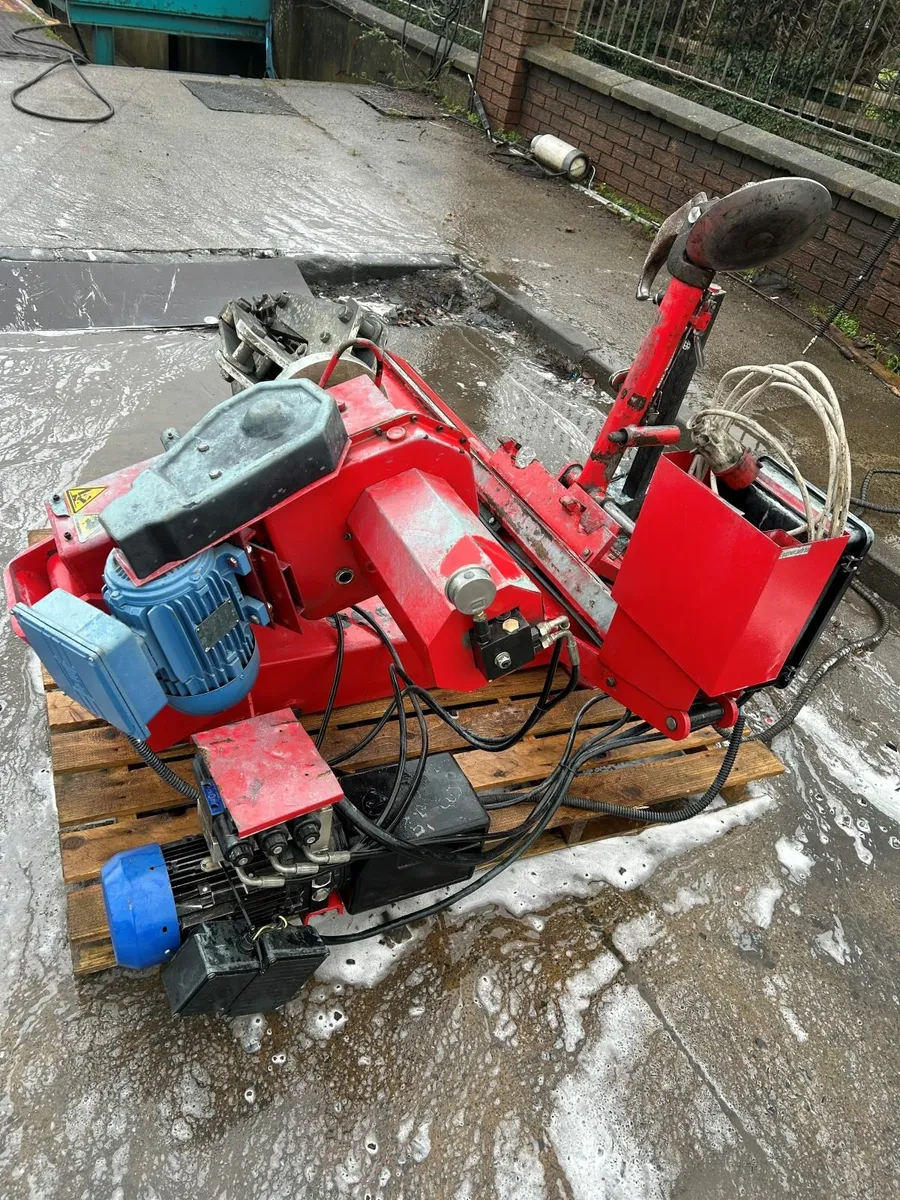 Truck Tyre Changer and safety cage - Image 1