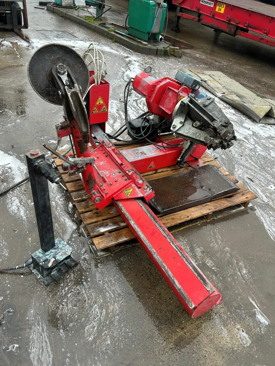 Truck Tyre Changer and safety cage - Image 3