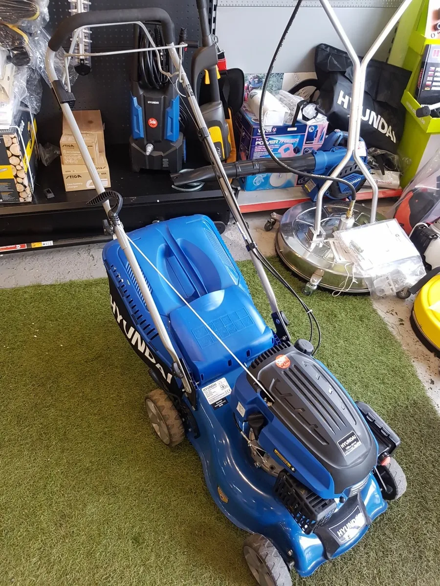 HYUNDAI SELF-DRIVE LAWNMOWER -BLACK FRIDAY OFFER!! - Image 1