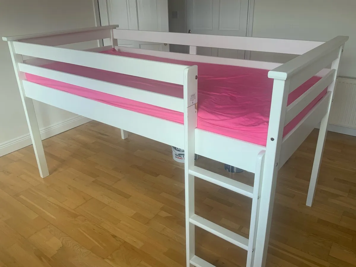 Mid riser white wooden single bed x 2 - Image 1