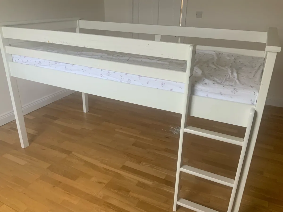 Mid riser white wooden single bed x 2 - Image 2