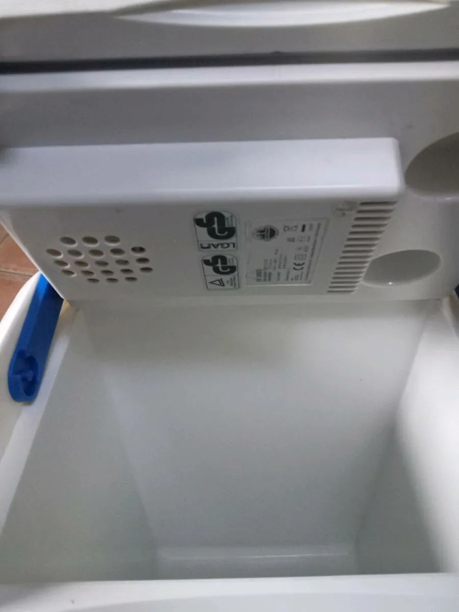 Large cooler box has 230v +12v connection leads - Image 2