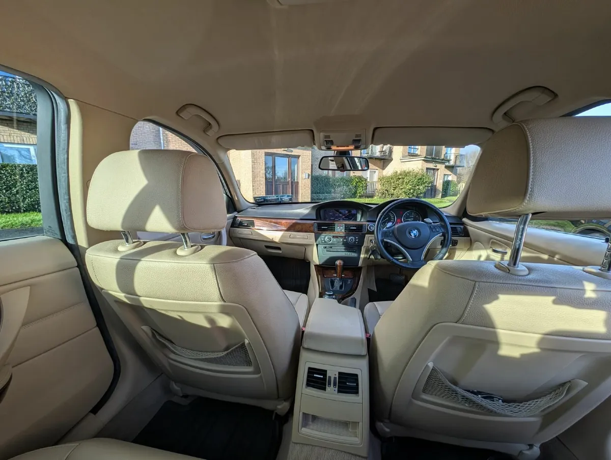 BMW 3-Series 2009 - Image 2