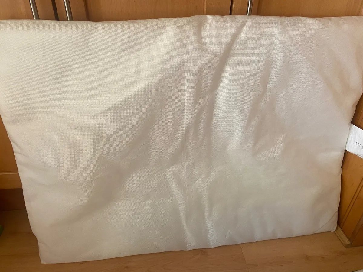 Travel cot and mattress - Image 2