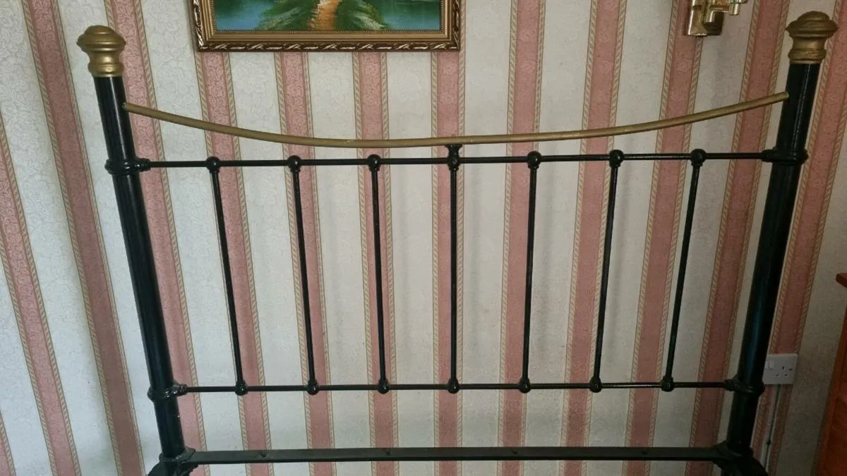 Antique cast iron bed frame - Image 3