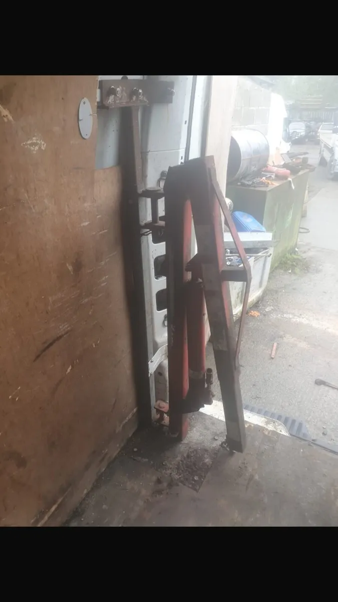 Loading crane - Image 2