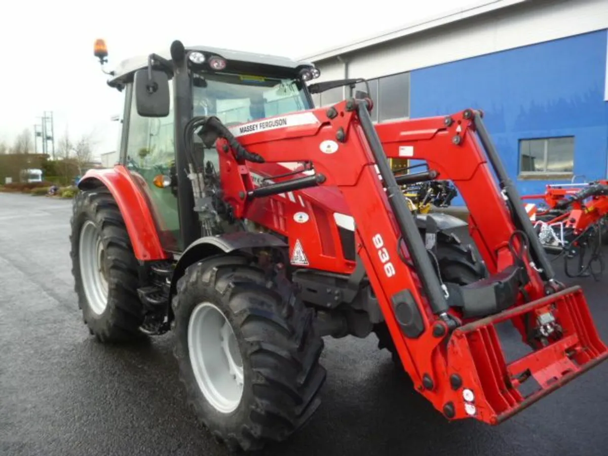 Massey Ferguson 5610 Dyna 4 & Loader2017 - Image 3
