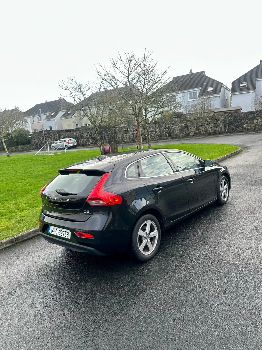14 Volvo V40 Lux 1.6 D2 NCT’d & Taxed 06/26 - Image 2