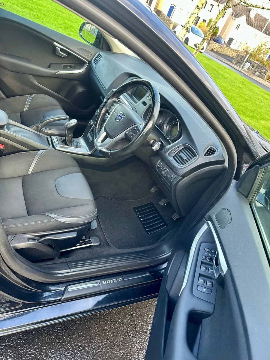 14 Volvo V40 Lux 1.6 D2 NCT’d & Taxed 06/26 - Image 3