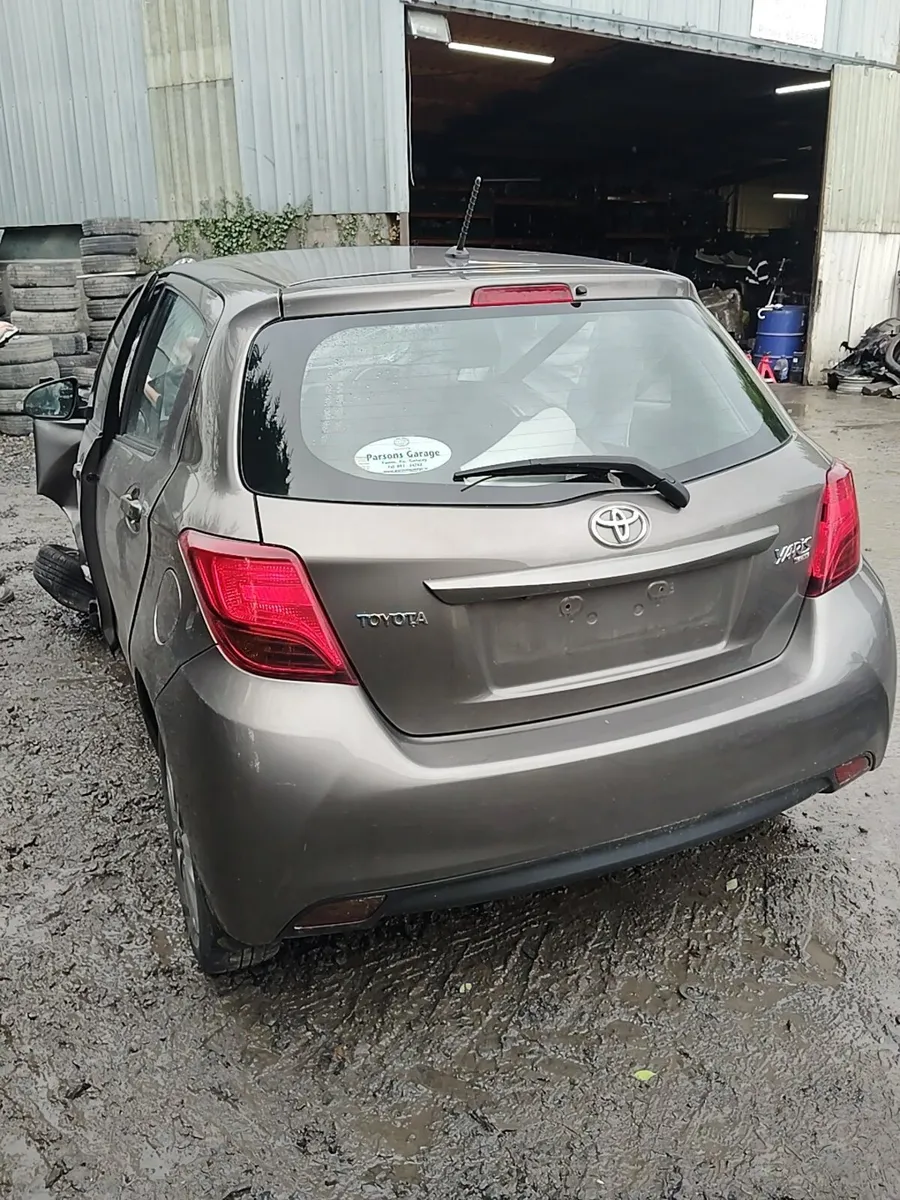 Breaking Toyota Yaris 2017 petrol - Image 3