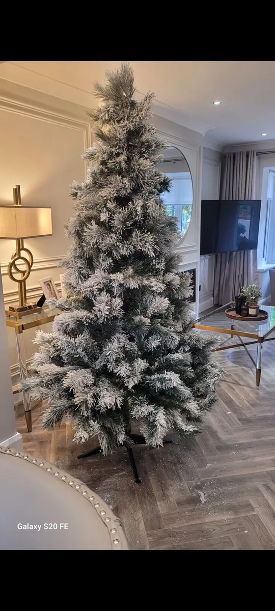 Snowy xmas tree - Image 1