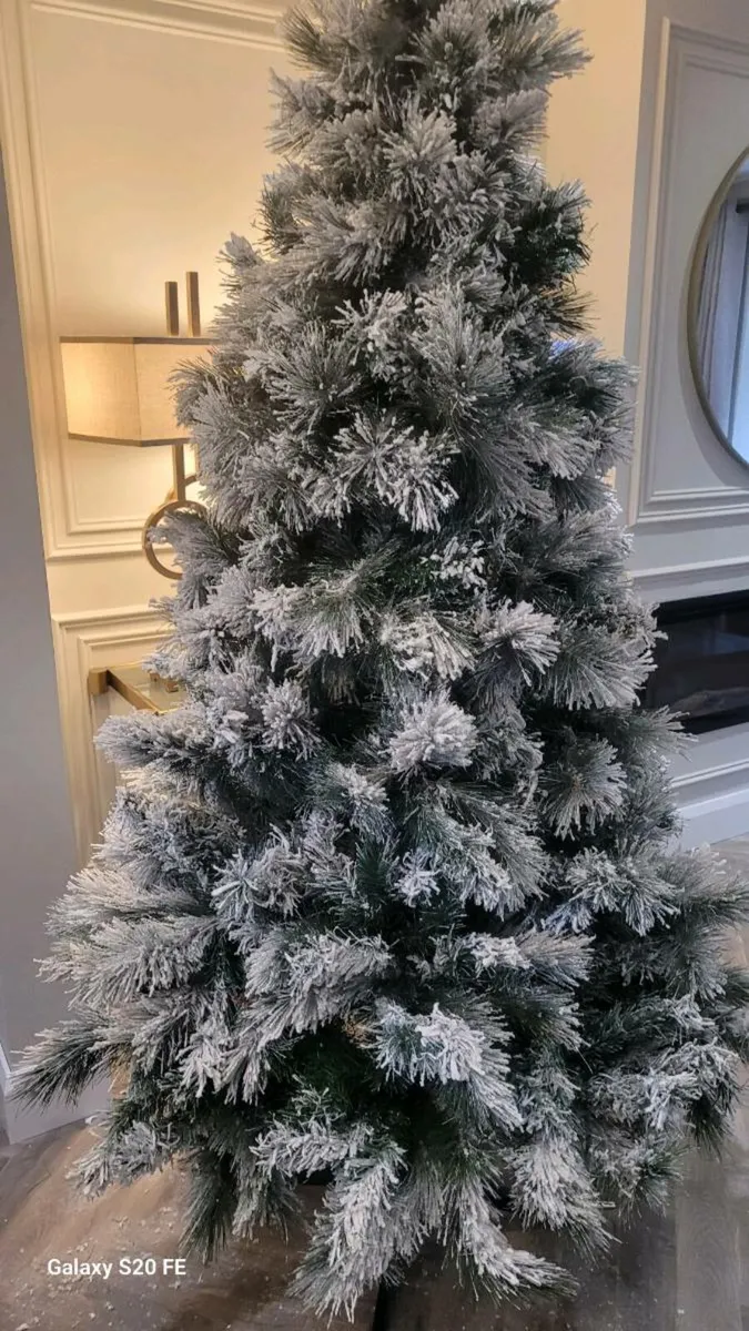 Snowy xmas tree - Image 2