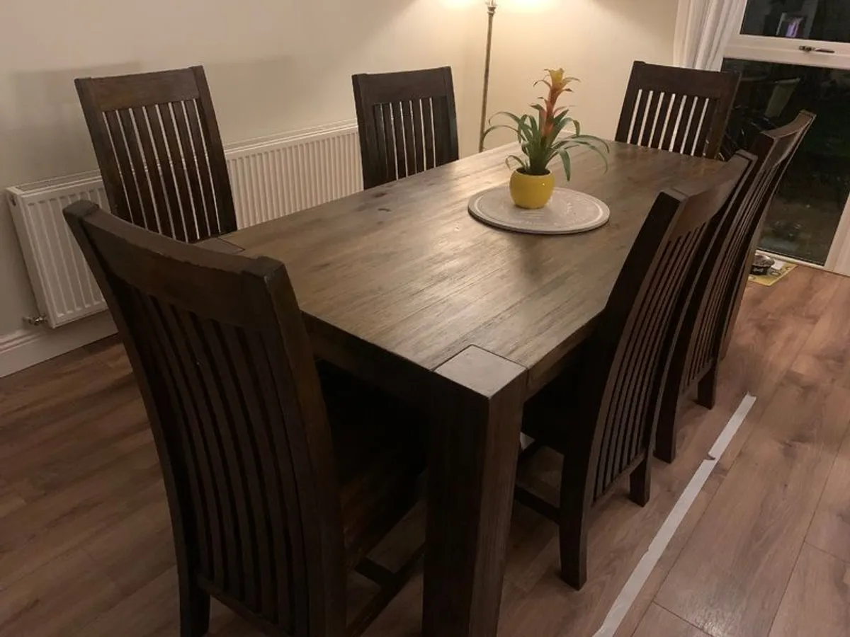 Extendable oak kitchen table and chairs - Image 1