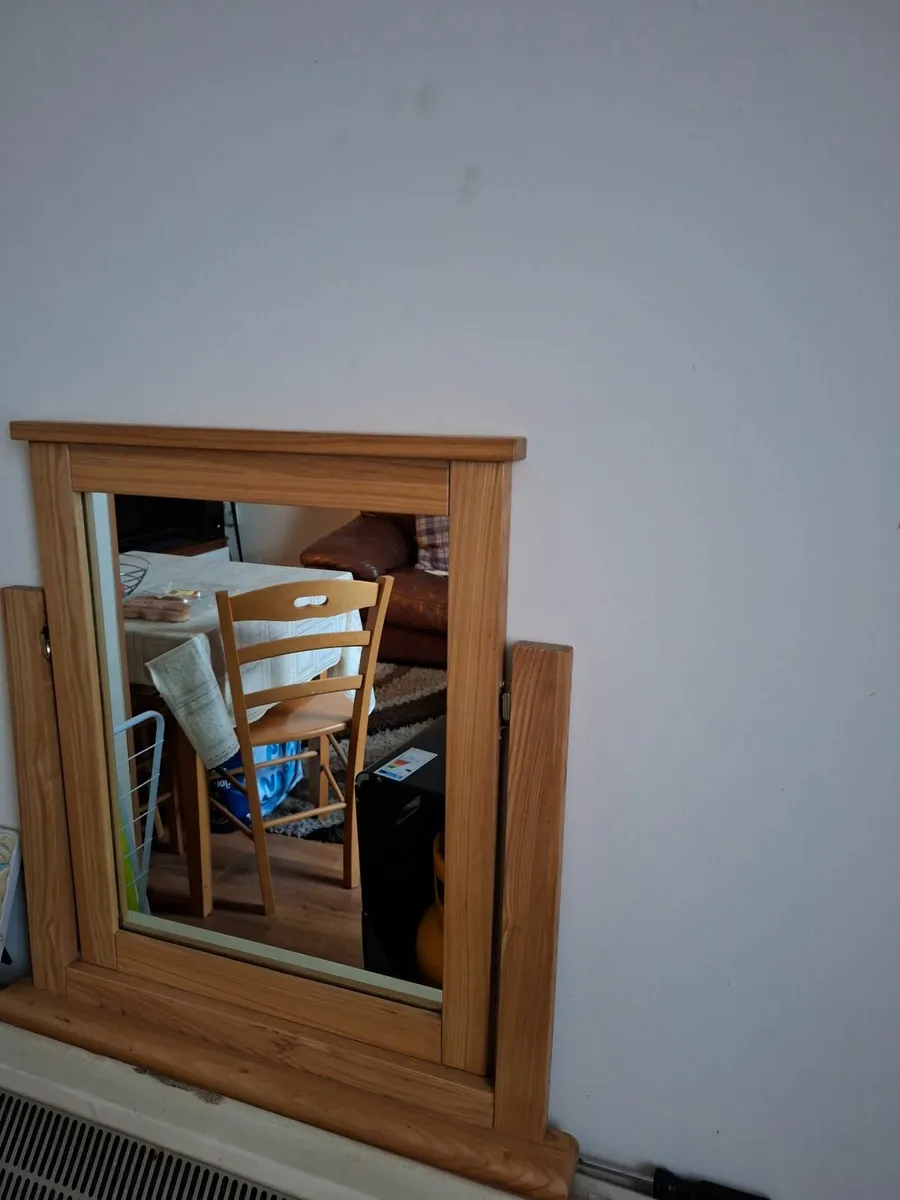 Table lamp/ mirror/ paintings - Image 2