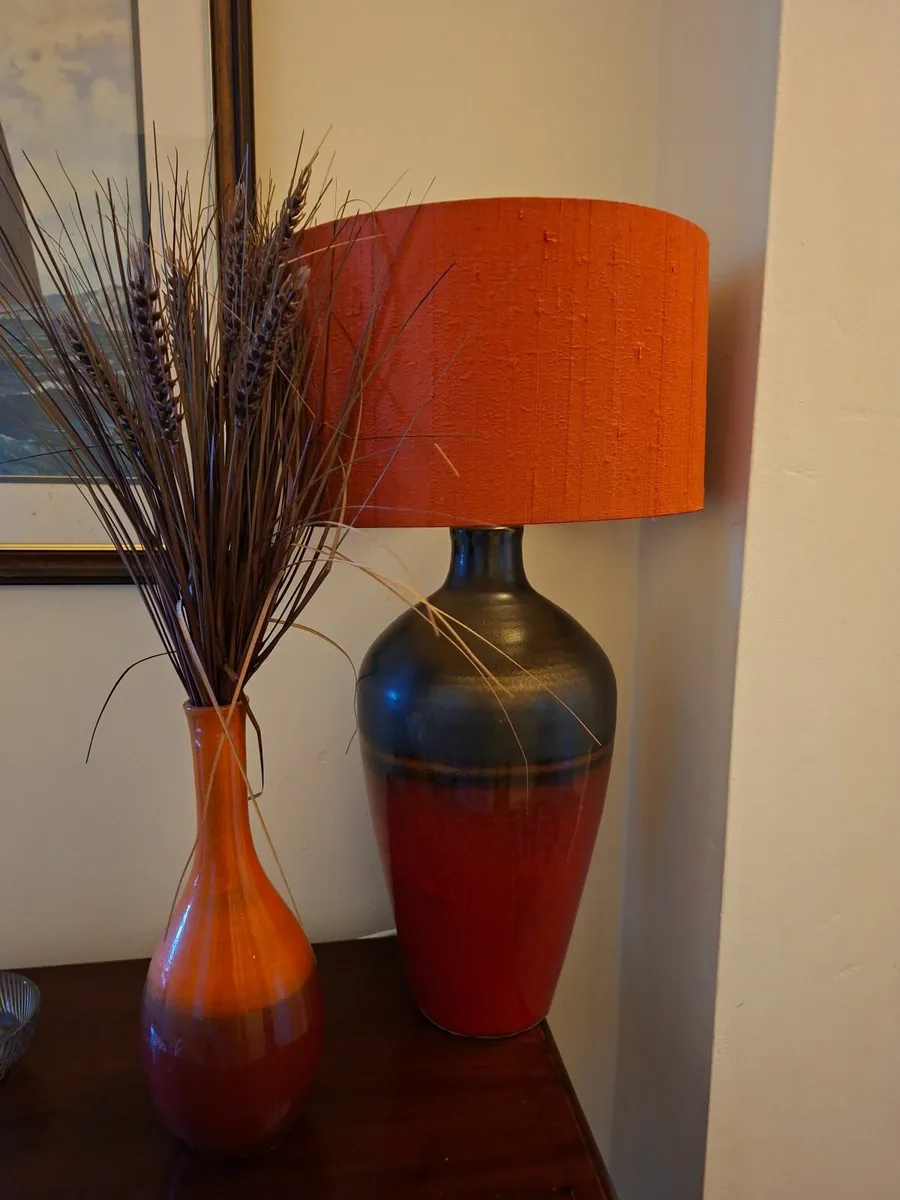 Table lamp/ mirror/ paintings - Image 3