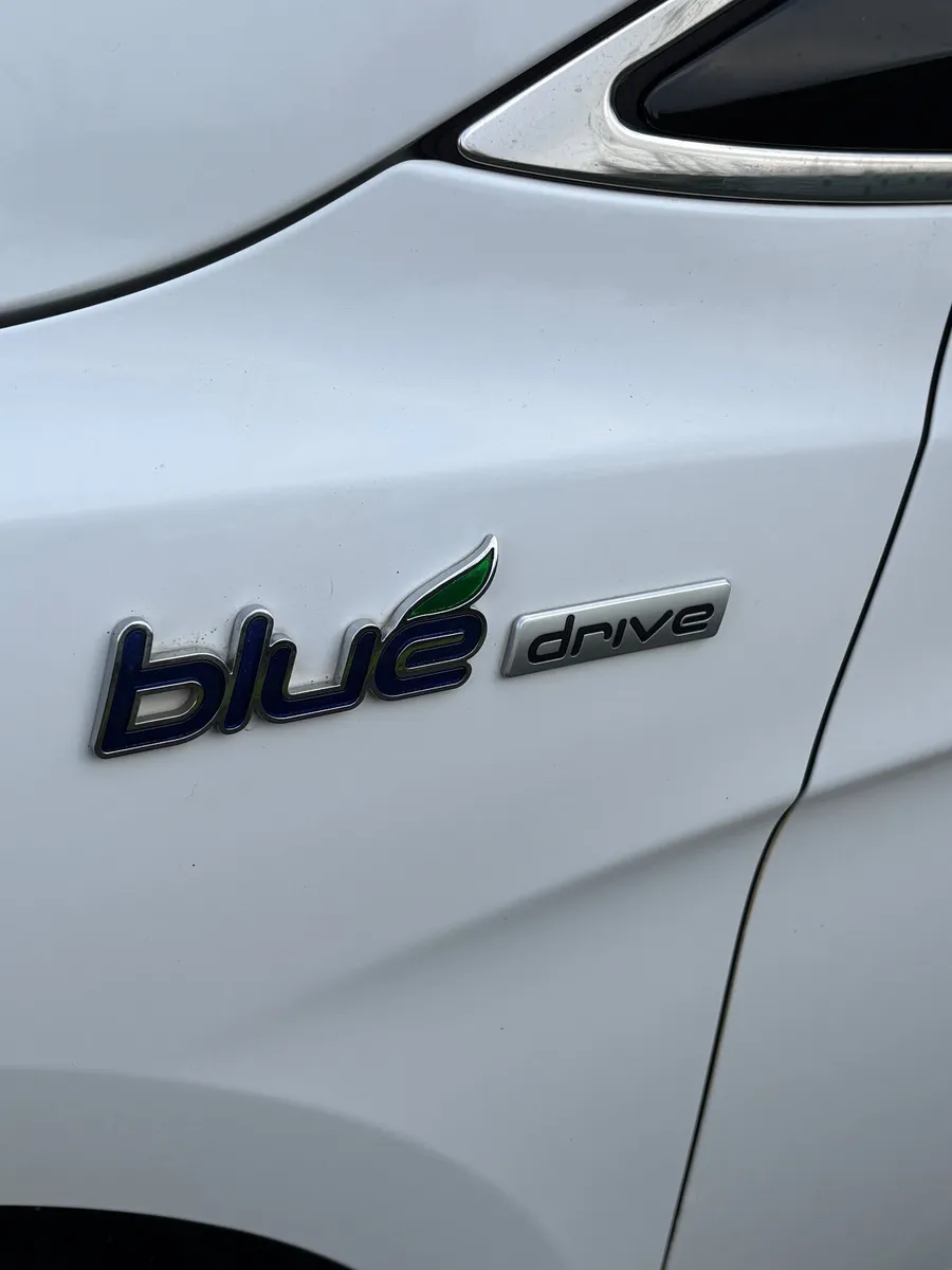 ABSOLUTELY IMMACULATE 2014 HYUNDAI I40 - Image 4