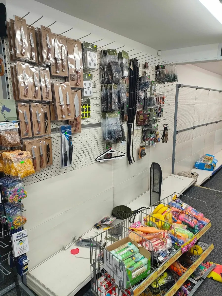 Pegboard metal shelves - Image 4