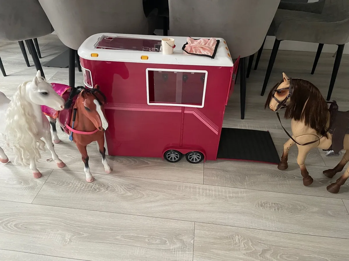 Our generation horse Trailor with 3 horses - Image 1